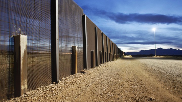 Image of a section of the wall built by the American governement along the US-Mexico border.